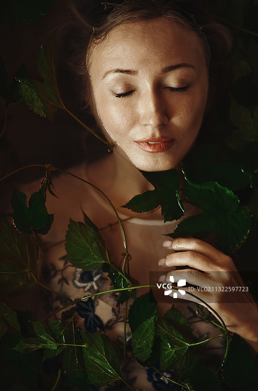 绿叶掩映下的湖中美女，适合做书籍封面图片素材