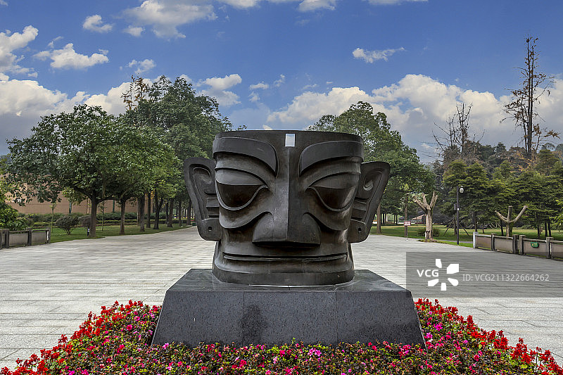 四川广汉三星堆博物外景：青铜人面具图片素材