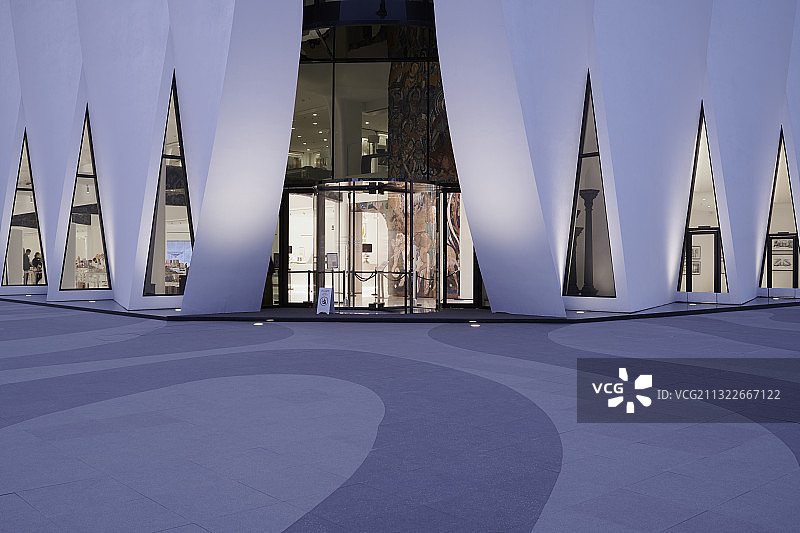 美克洞学馆未来感艺术建筑和门前广场夜景图片素材