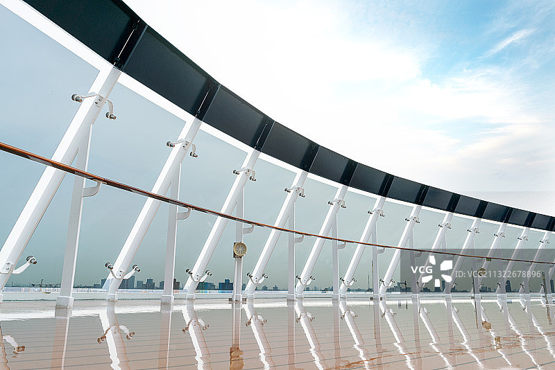 玻璃护栏构成的抽象图案图片素材