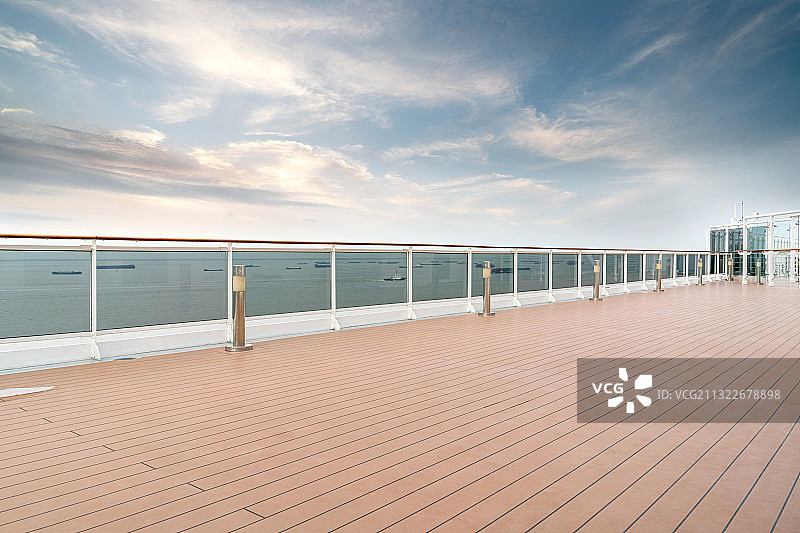 空的木地板和玻璃护栏图片素材