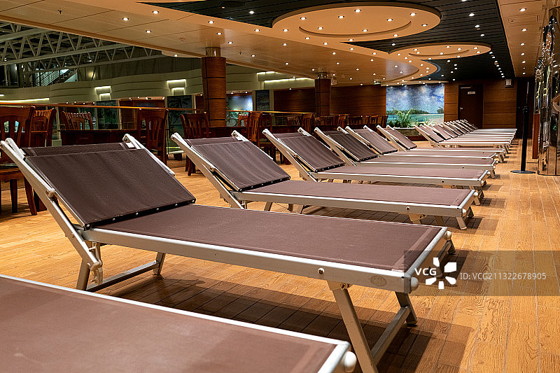 室内的一排休闲躺椅图片素材