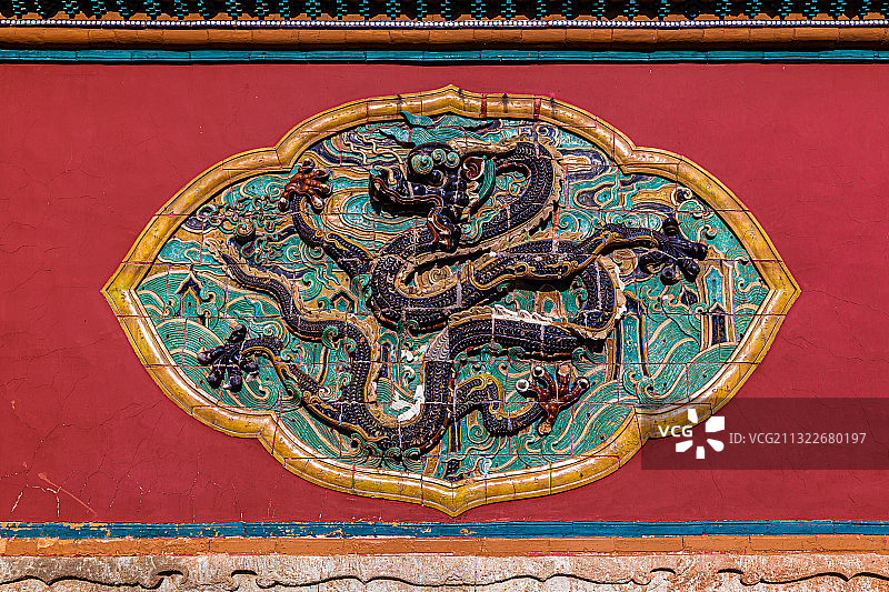 沈阳清昭陵正红门琉璃袖壁，黑色蟠龙苍劲有力，与另一侧青龙对称图片素材