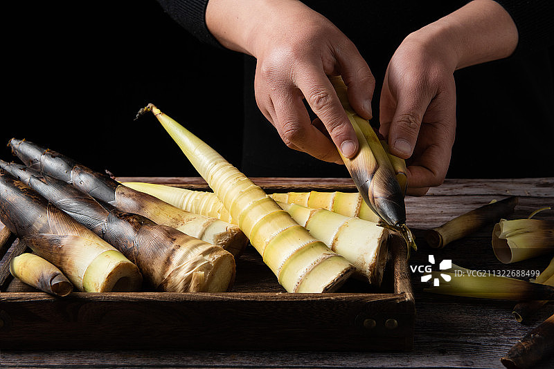 新鲜的春笋竹笋，手剥春笋图片素材