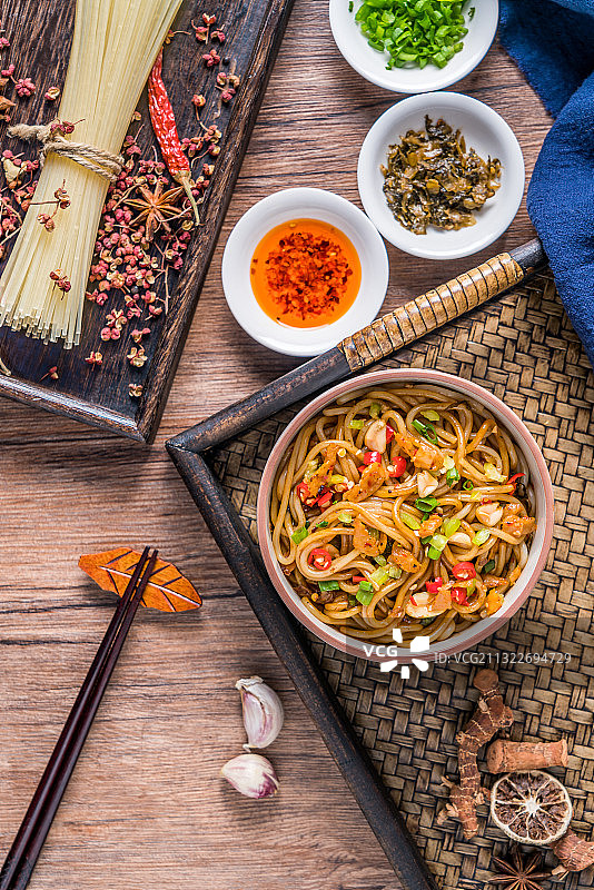 放在木桌上的一碗江西南昌美食南昌拌粉图片素材