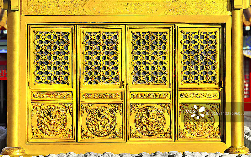 故宫乾清宫前金亭子上的金色雕龙隔扇门窗图片素材