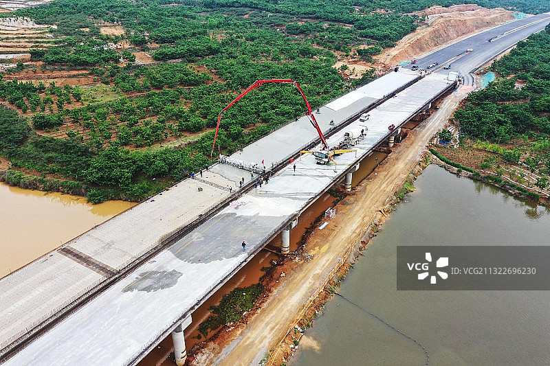 山东新泰至台儿庄高速公路红石嘴大桥建设现场图片素材