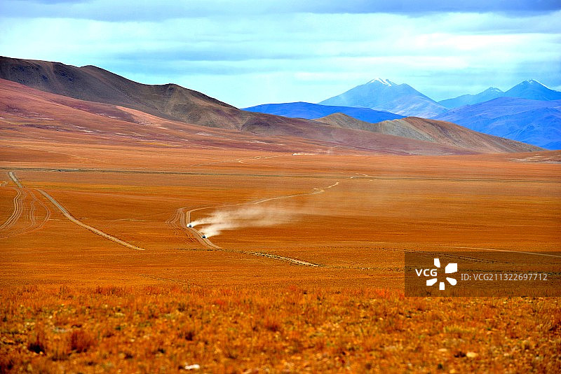 飞驰在青藏高原上图片素材