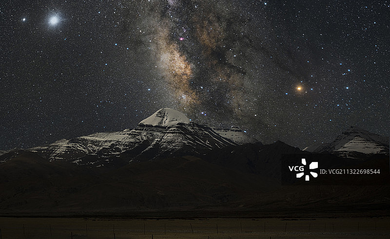 银河下的冈仁波齐神山图片素材