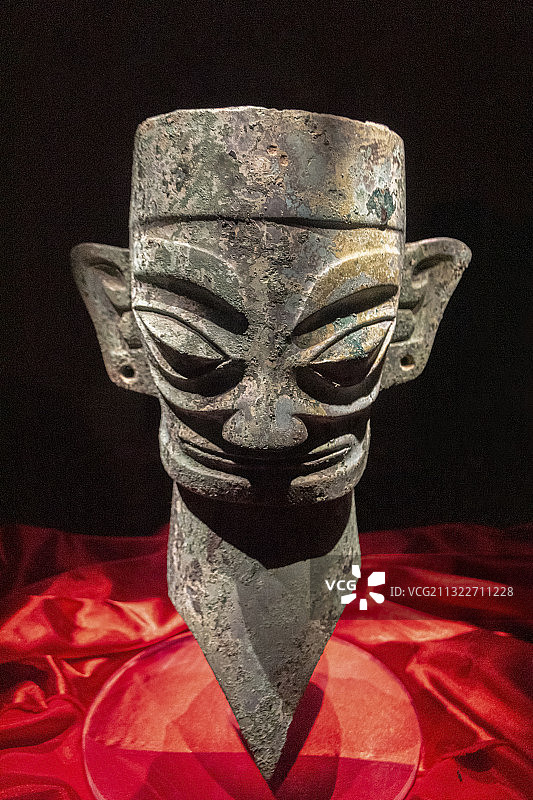 三星堆博物馆青铜人头像 商代晚期1986三星堆一号祭祀坑出土图片素材