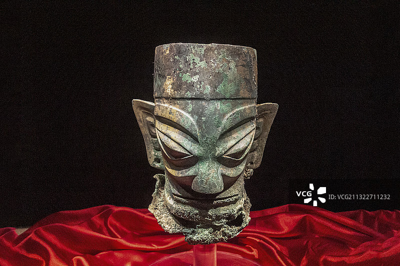 三星堆博物馆青铜人头像 商代晚期1986三星堆一号祭祀坑出土图片素材