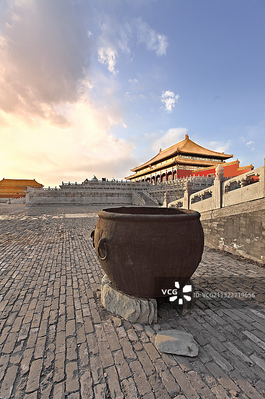 夕阳下的故宫太和殿与大铁缸图片素材