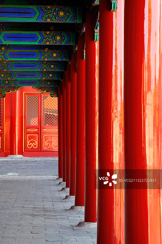 故宫宫殿外的朱漆檐柱与彩绘额枋图片素材
