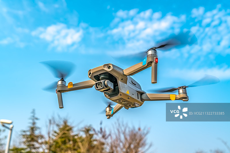 空中飞行的无人机图片素材