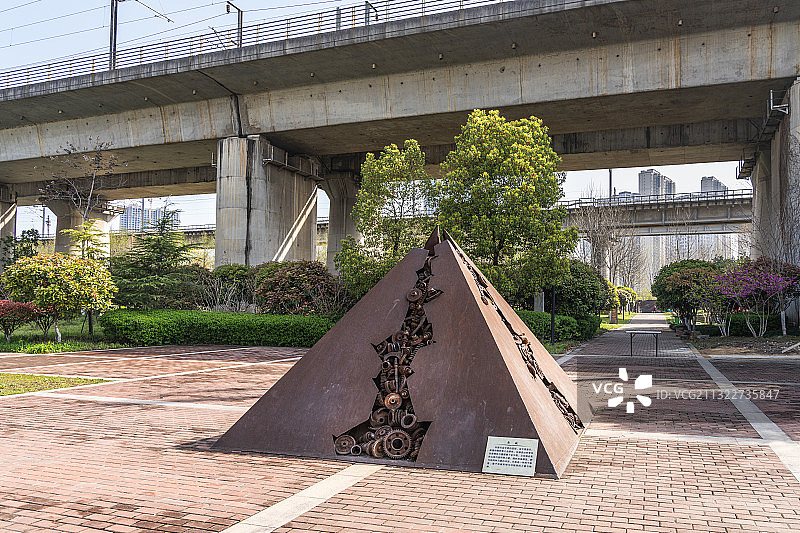 湖北省武汉市青山区建十路和平大道立交桥下戴家湖公园图片素材