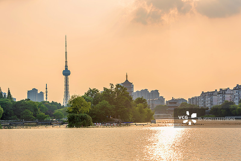 中国江苏泰州电视塔日暮风光图片素材