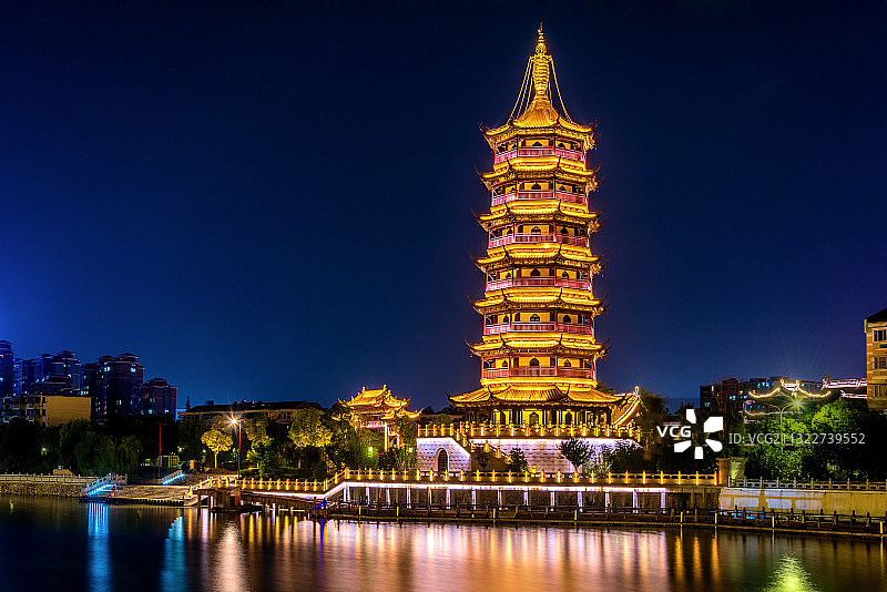 中国江苏泰州凤城河景区文峰塔夜景图片素材