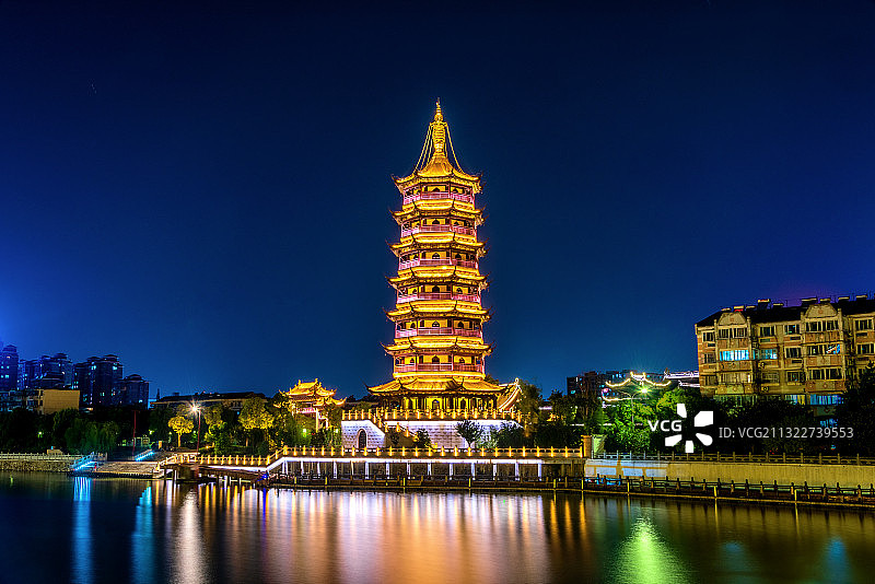 中国江苏泰州凤城河景区文峰塔夜景图片素材