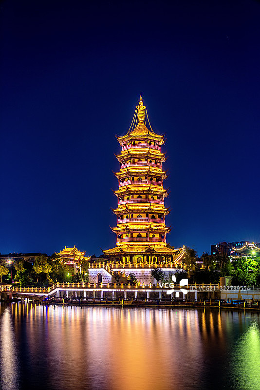 中国江苏泰州凤城河景区文峰塔夜景图片素材