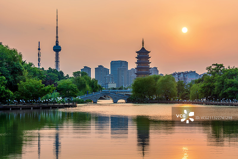 中国江苏泰州凤城河景区日暮风光图片素材