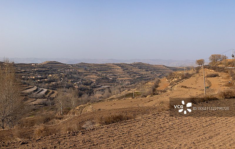 初春耕耘过的黄土地图片素材