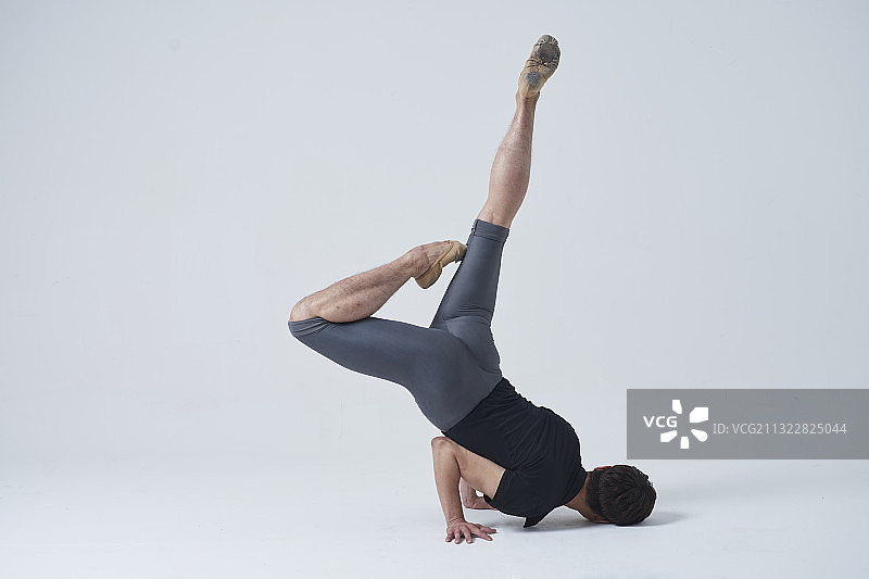 穿着芭蕾舞服的男子用手倒立跳芭蕾舞图片素材