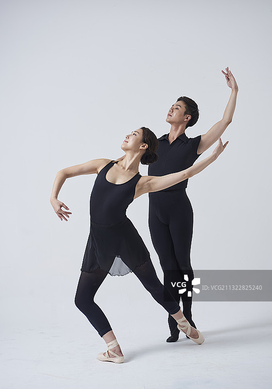身穿芭蕾舞服一起跳舞的情侣图片素材