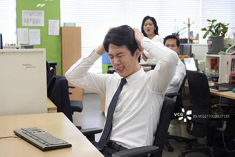 办公室里的两名办公人员，不包括商人图片素材