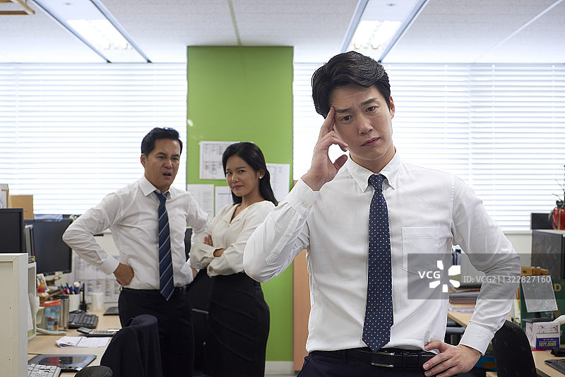 办公室里的两名办公人员，不包括商人图片素材