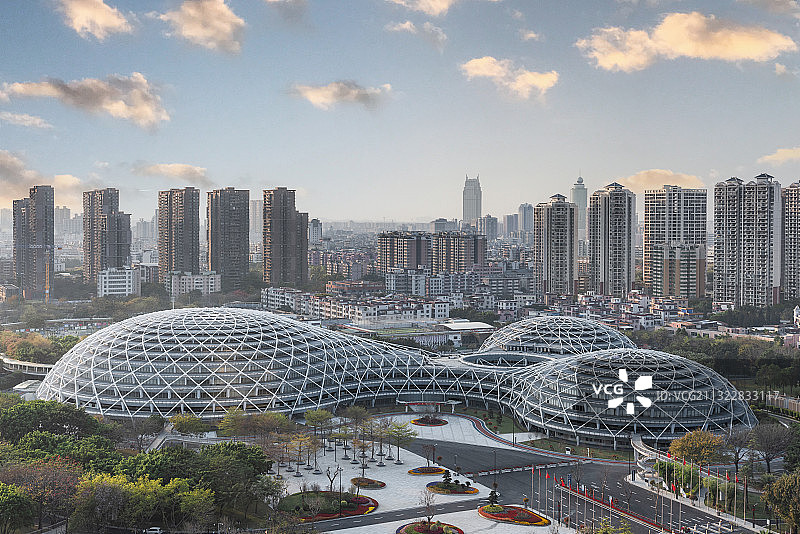 广东佛山禅城岭南明珠体育馆全景，季华路，日落，电视塔，图片素材