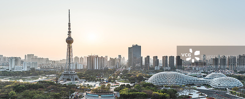广东佛山禅城岭南明珠体育馆全景，季华路，日落，电视塔，图片素材