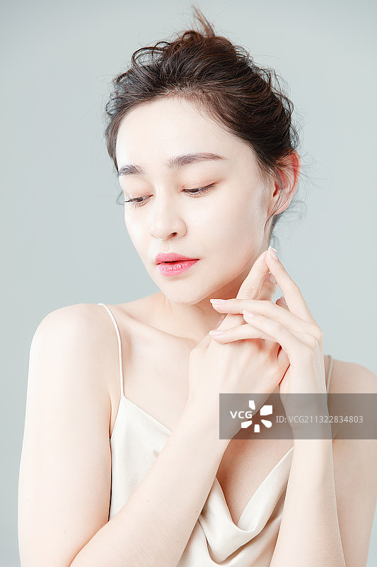 影棚拍摄年轻东方女性美容肖像图片素材