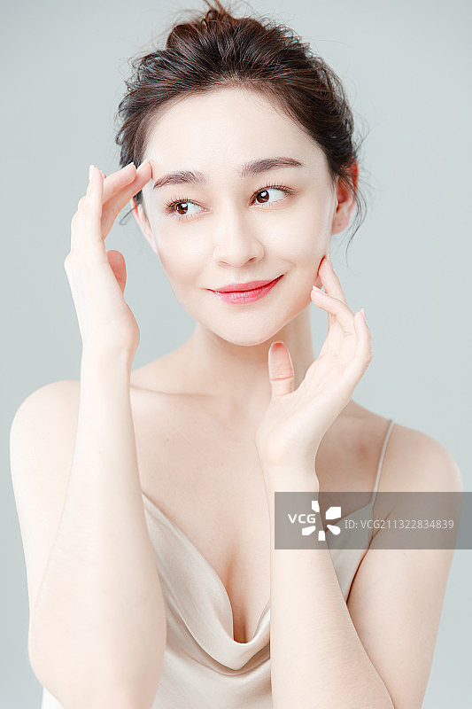 影棚拍摄年轻东方女性美容肖像图片素材