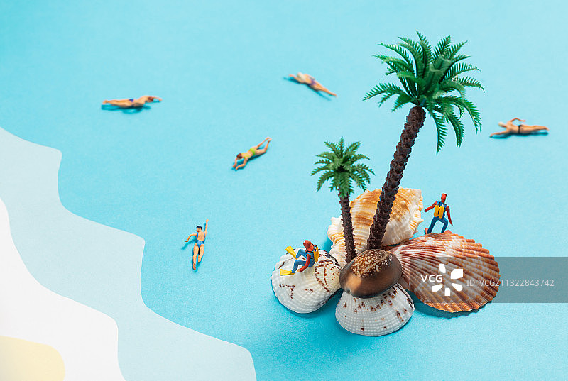 微缩场景夏天海滩海边度假游泳潜水人群图片素材