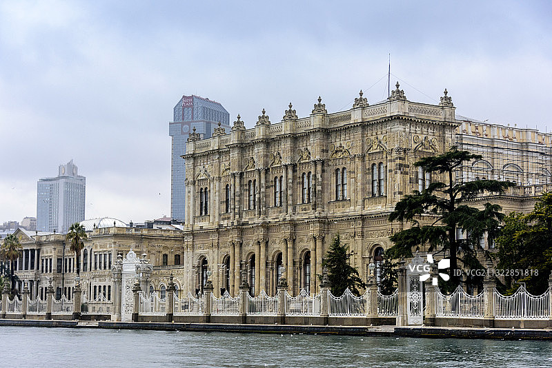 土耳其伊斯坦布尔博斯普鲁斯海峡岸边的多尔玛巴赫切宫图片素材
