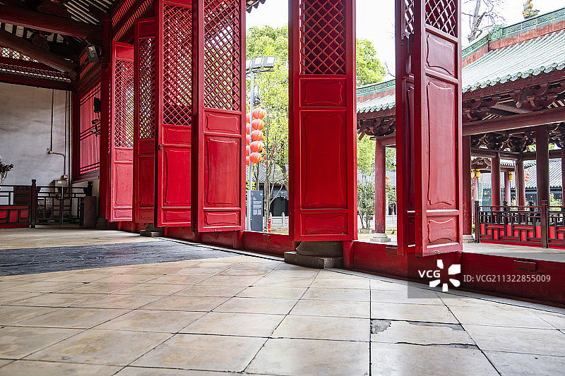 广州著名旅游景区南海神庙的中式结构木门图片素材