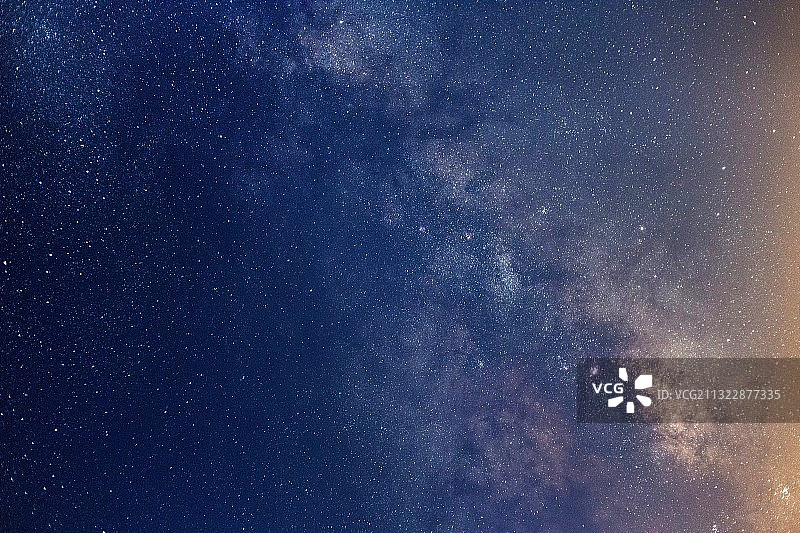 低角度拍摄印度尼西亚万隆夜空中的星星图片素材