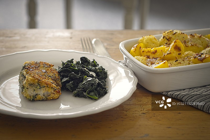 德国：桌子上盘中的食物特写图片素材