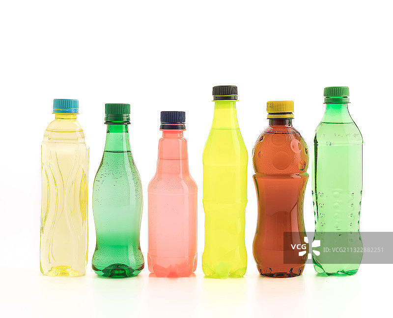 白色背景下的彩色塑料瓶特写图片素材