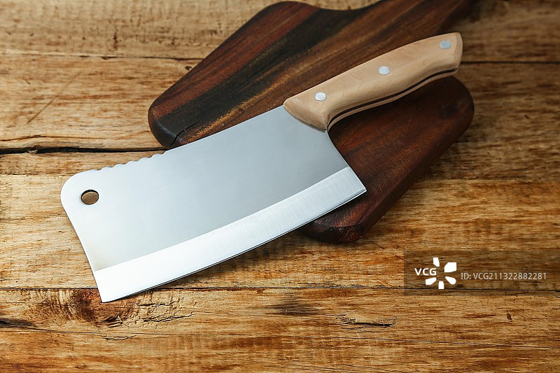 木桌上的刀具俯视图图片素材