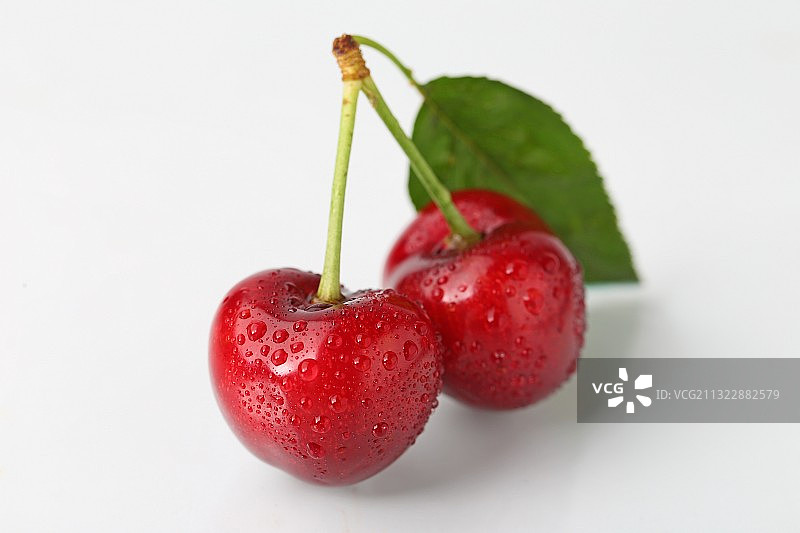 白色背景上的湿樱桃特写图片素材