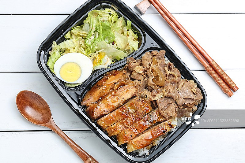 桌上容器里的食物高角度俯瞰图片素材