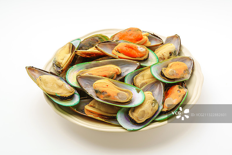 白色背景下盘中贻贝的高角度视图图片素材