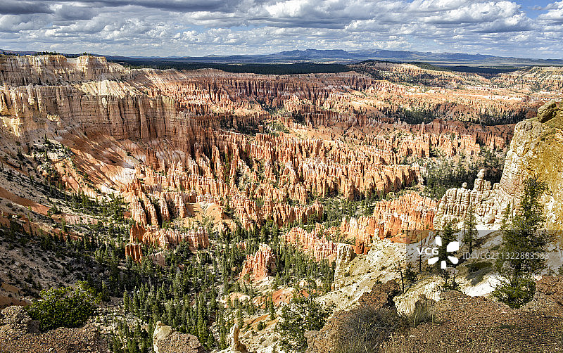 犹他州布莱斯峡谷多云天空下的景观航拍景色图片素材