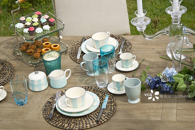 桌上的餐具摆设俯视图图片素材