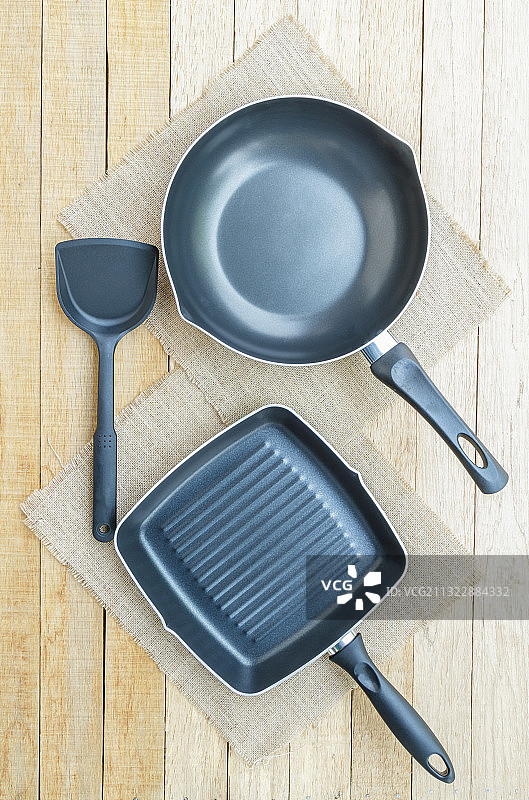 桌子上方的厨房用具俯视图图片素材