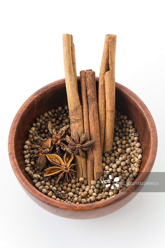 白色背景下的碗装香料高角度视图图片素材