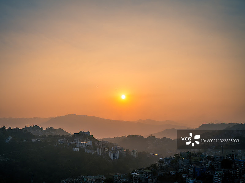 夕阳下艾藻尔城镇景观高角度视图，米佐拉姆邦，印度图片素材