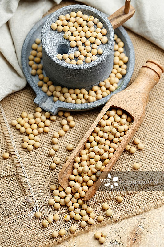 勺子中豆子的高角度视图图片素材