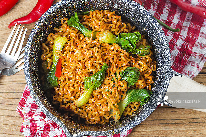 桌子上的碗里的食物的正上方图片素材